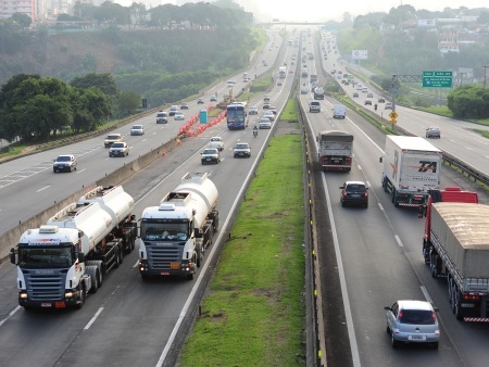 Aumento no roubo de carga no Rio de Janeiro aquece discussão sobre necessidade de melhorias na cadeia de transporte.