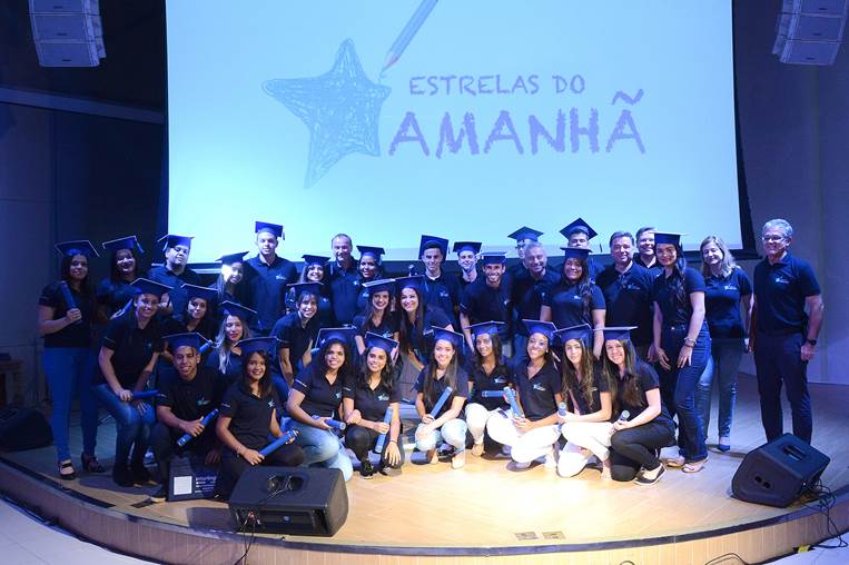 Mercedes-Benz do Brasil investe no desenvolvimento profissional de jovens aprendizes.