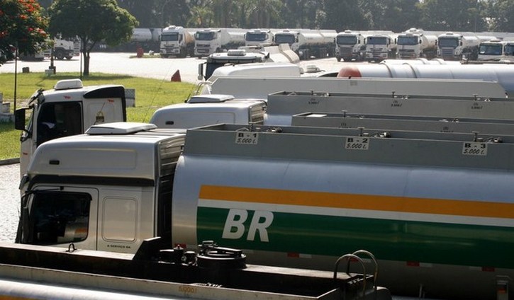 Pressionada, Petrobras vai modificar forma de divulgar reajuste da gasolina e diesel.