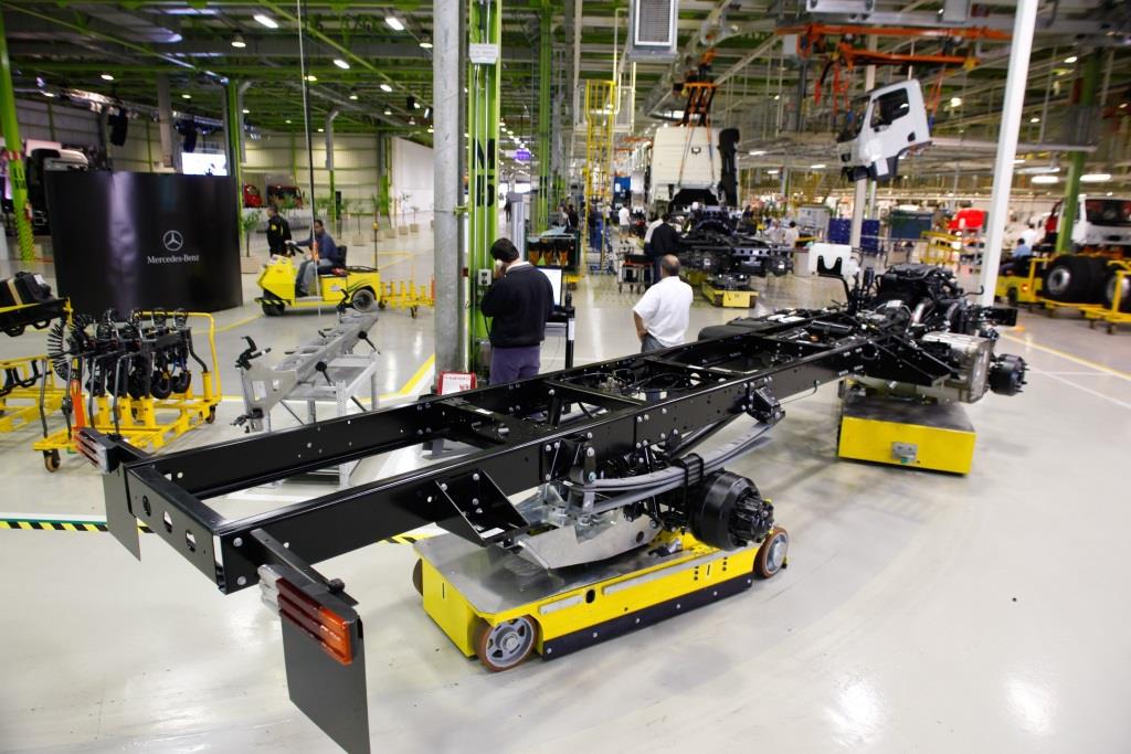 Raízen passa a fornecer combustível para caminhões na fábrica da Mercedes-Benz.