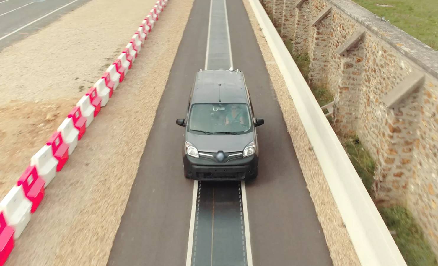 Nova tecnologia carrega baterias de veículos elétricos em movimento.