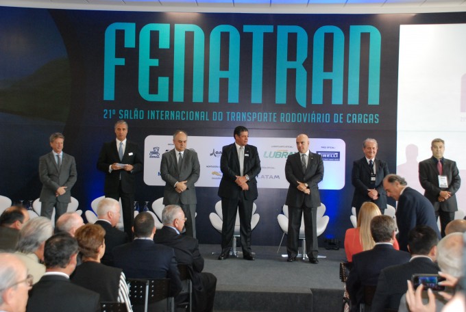 Fenatran 2017 inicia com otimismo na retomada da economia e melhoria do mercado de transportes.