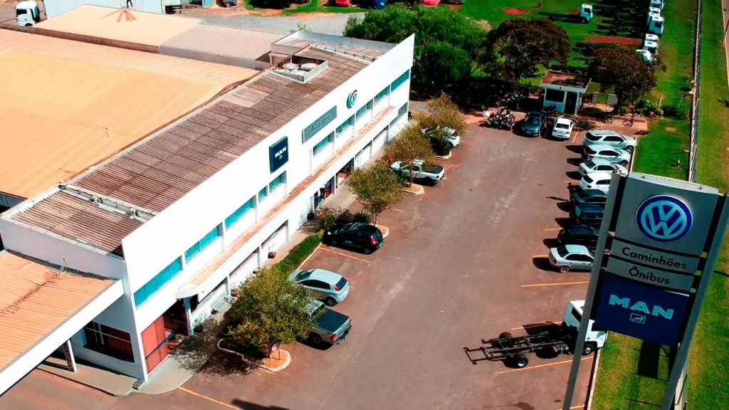 Energia solar move revenda Volkswagen Caminhões e Ônibus.