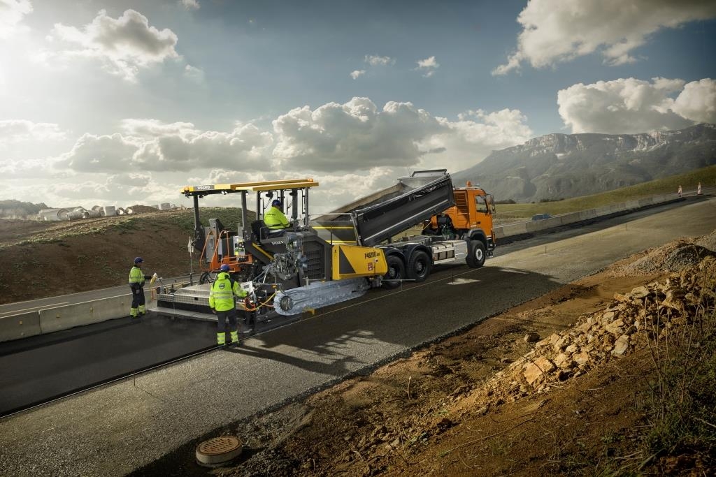 Volvo CE lança vibroacabadora sobre esteiras.