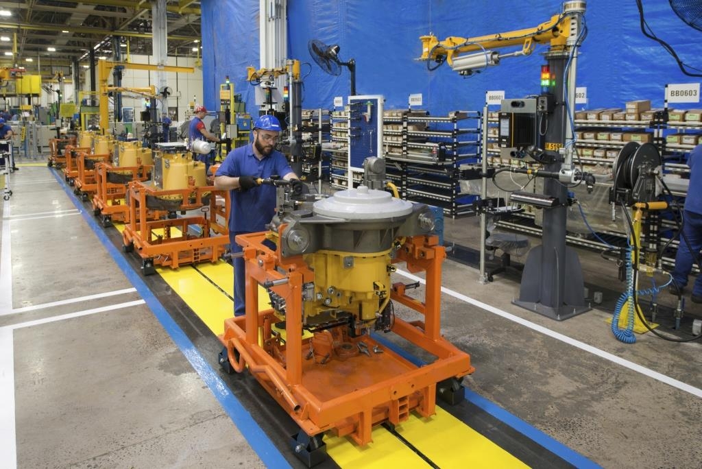 Caterpillar inicia produção inédita de transmissão para as máquinas Cat® de médio porte fabricadas no Brasil.
