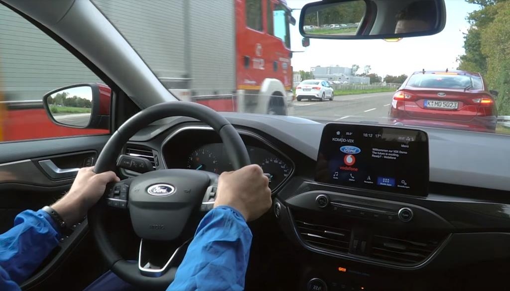 Ford testa tecnologia que abre caminho para veículos de emergência no trânsito.