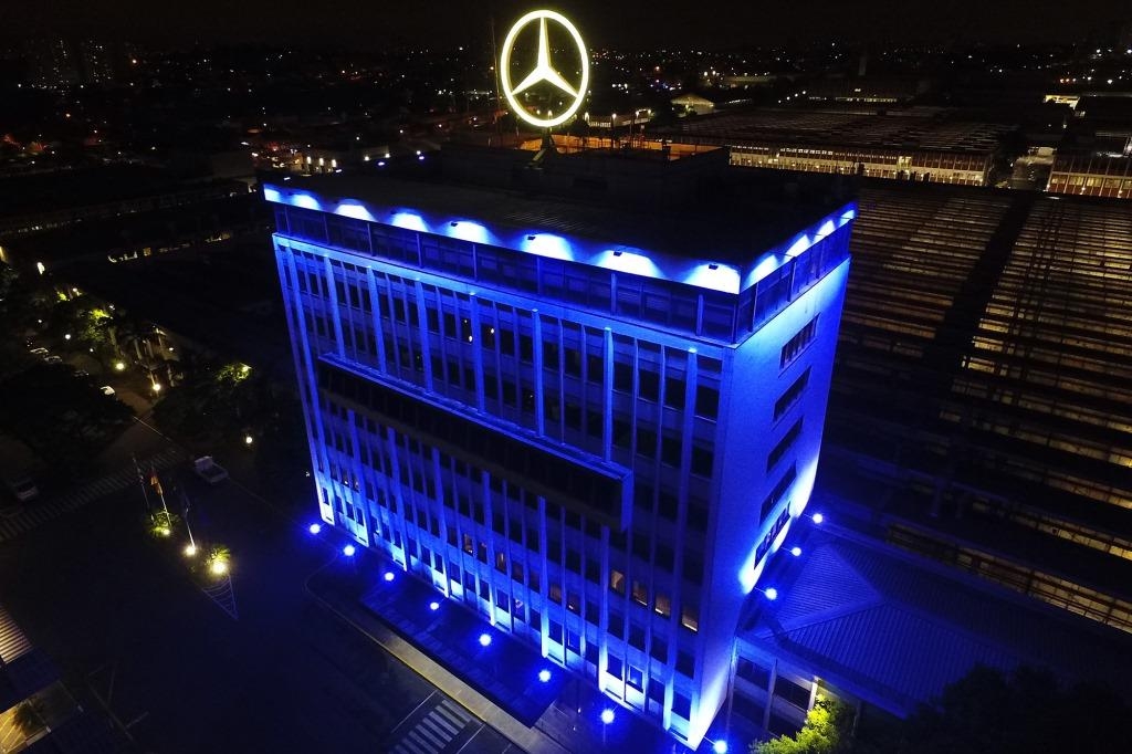 Mercedes-Benz apoia Novembro Azul com iluminação especial temática.