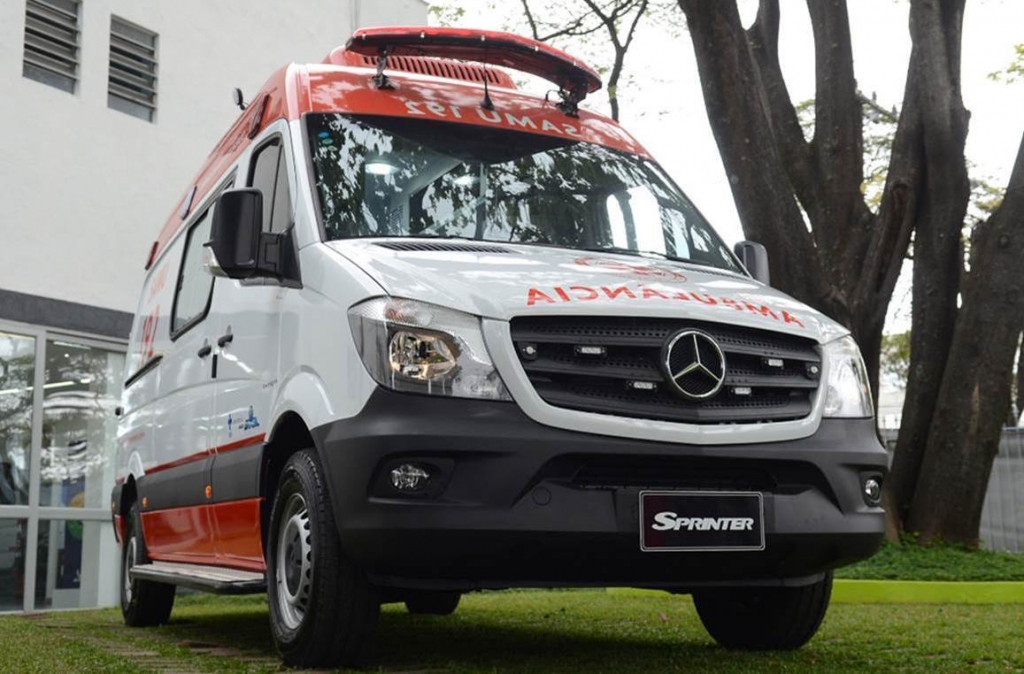 Mercedes-Benz anuncia na feira de Hannover que fornecerá 1.500 ambulâncias Sprinter para o SAMU.