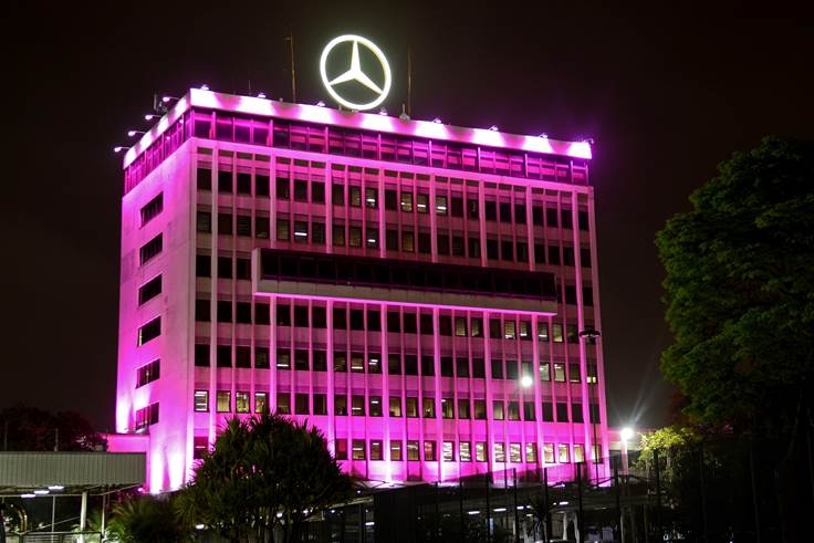 Mercedes-Benz veste rosa em apoio ao outubro rosa.