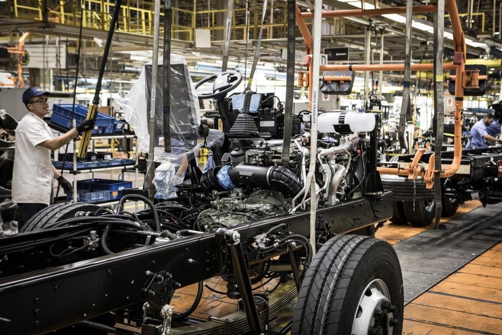 Volkswagen Caminhões e Ônibus contrata 350 colaboradores e abre segundo turno parcial na fábrica de Resende.