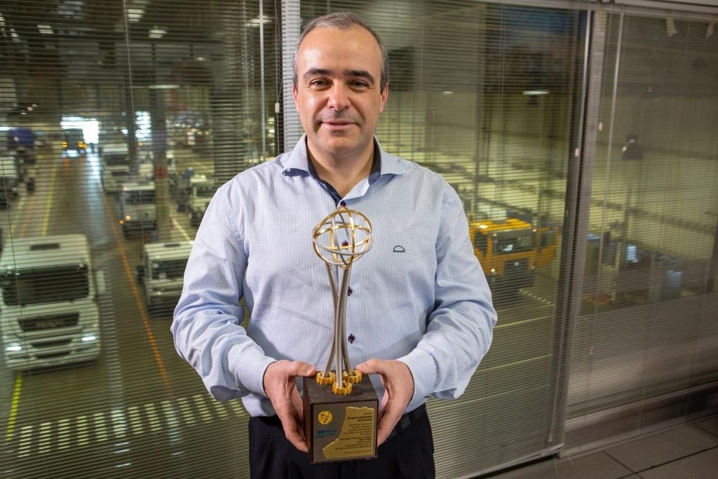 Volkswagen Caminhões e Ônibus ergue troféu do Prêmio AEA por responsabilidade ambiental.