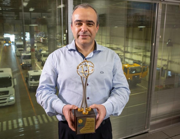 Volkswagen Caminhões e Ônibus ergue troféu do Prêmio AEA por responsabilidade ambiental.
