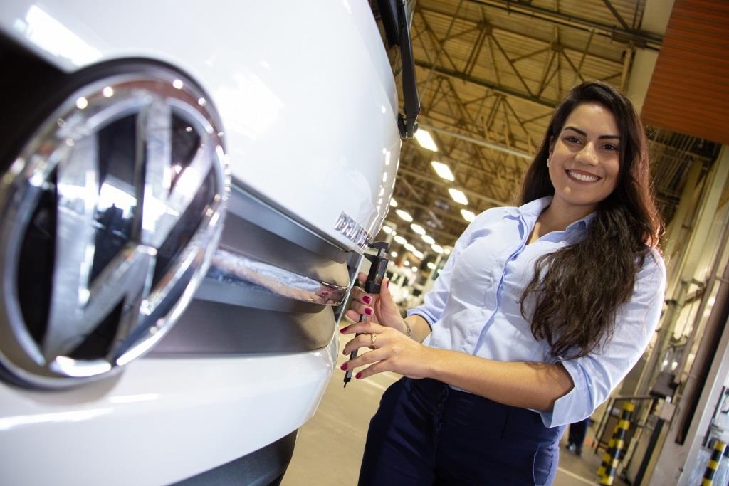 Programa Woman da Volkswagen Caminhões e Ônibus aumenta contratação de mulheres.