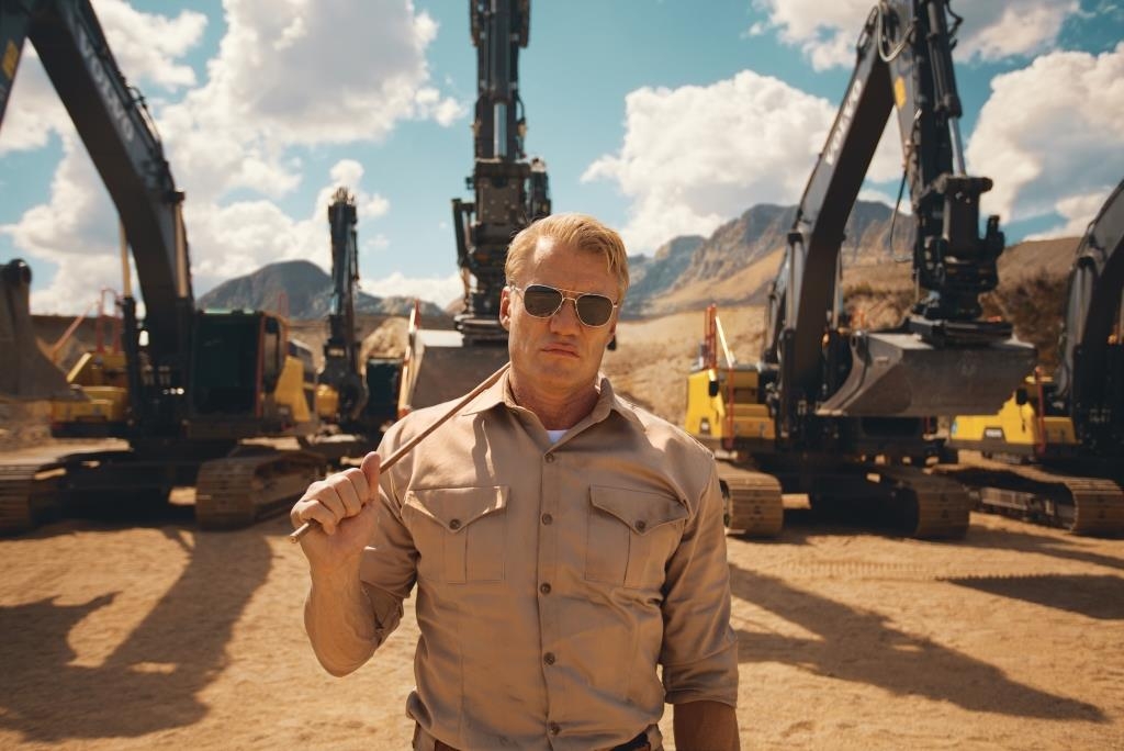 Novo vídeo mostra ator sueco de Hollywood treinando escavadeiras Volvo.