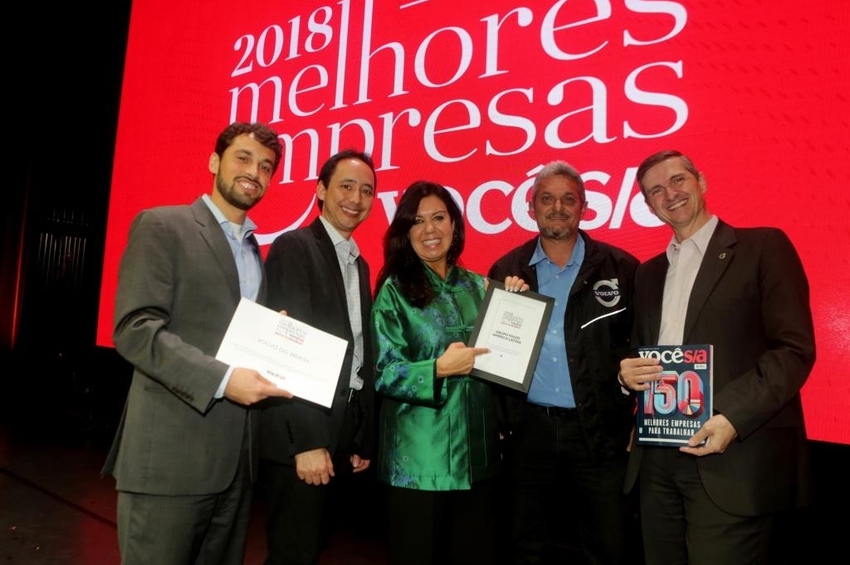 Funcionários da Volvo recebem prêmio “A melhor empresa para trabalhar no Brasil – setor Automotivo”, da revista Você S/A