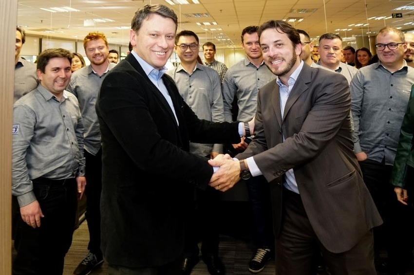 Wilson Lirmann, presidente da Volvo e Felipe Battistella, diretor de pós-venda, celebram com a equipe do VOAR.