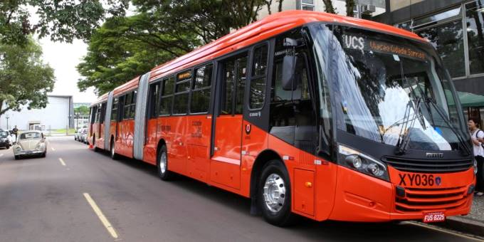 Scania apresenta ônibus biarticulado padronizado para Curitiba.