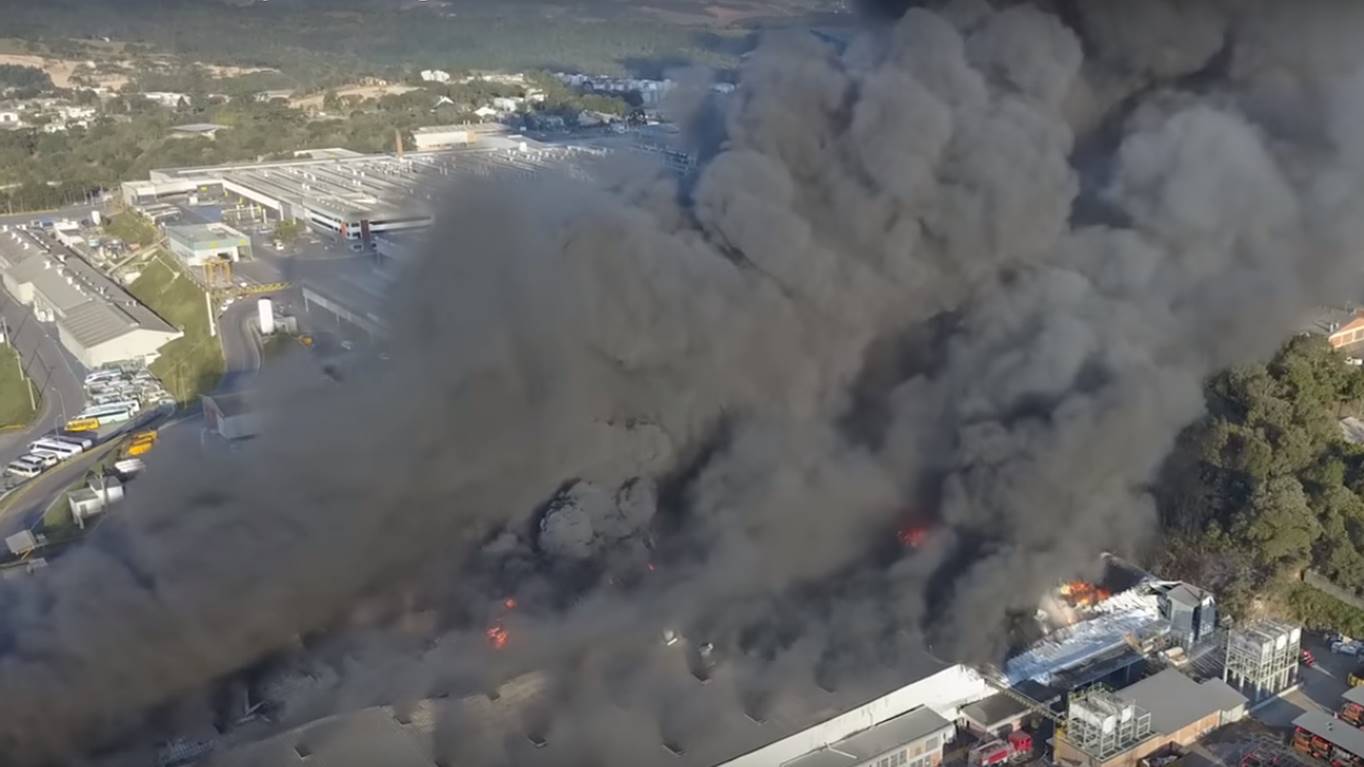 Incêndio de grandes proporções na Marcopolo suspende produção parcialmente esta semana.