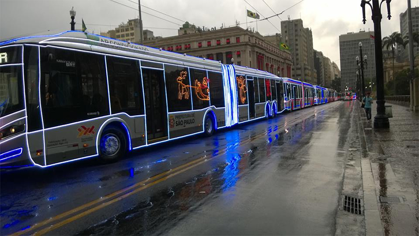Ônibus iluminados começam a circular em São Paulo.