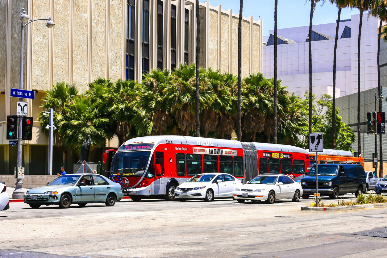 Sem ônibus a diesel - Los Angeles vai zerar emissões de ônibus até 2030.