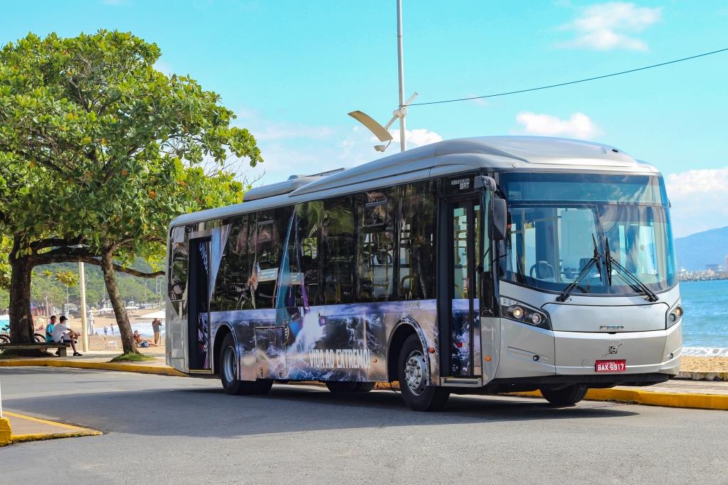 Híbridos Volvo fazem transporte gratuito de visitantes para conhecer a Volvo Ocean Race.
