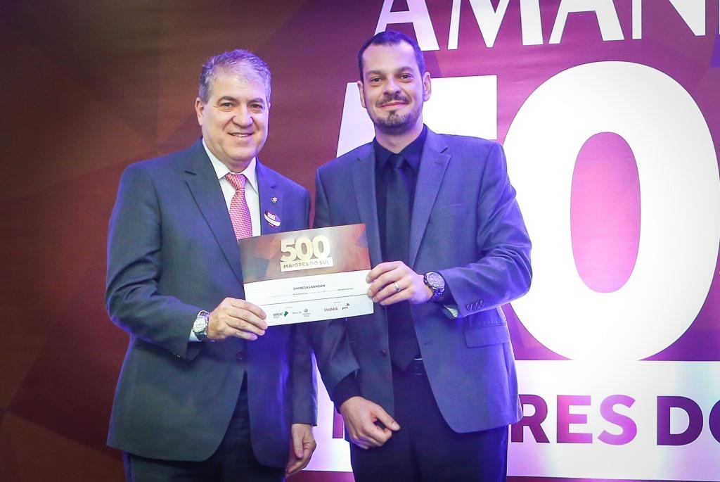 Maropolo recebe prêmio