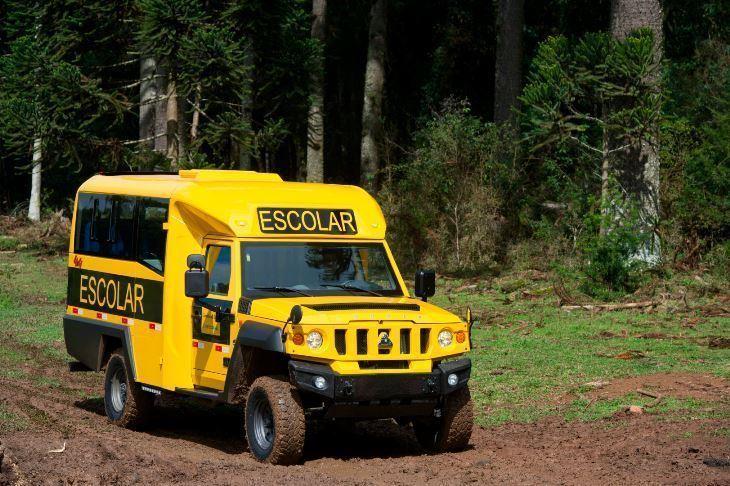 Agrale lança versão do veículo Marruá para transporte escolar rural.