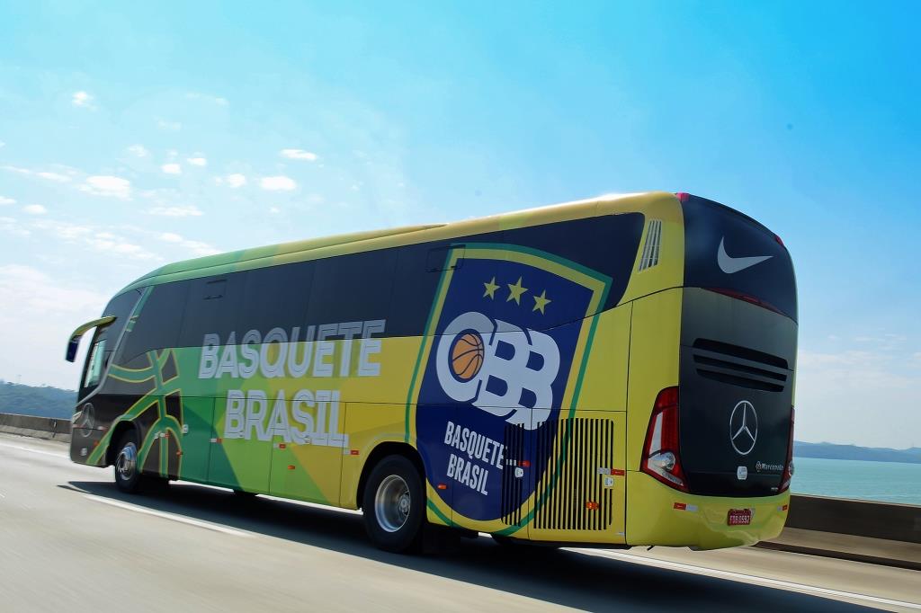 Mercedes-Benz entrega ônibus para a  Confederação Brasileira de Basketball.
