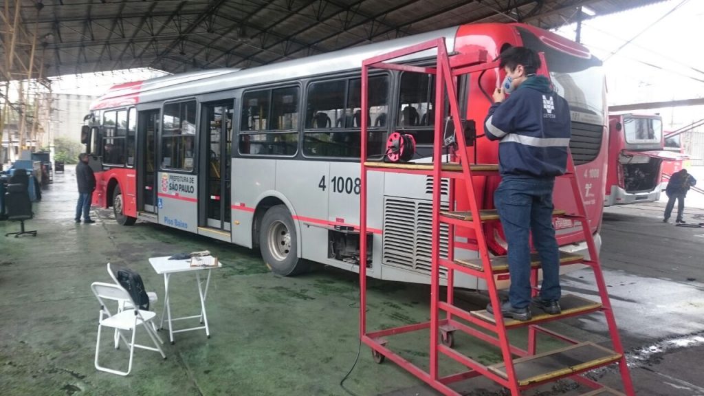 Ônibus de São Paulo são aprovados em fiscalização da Cetesb.