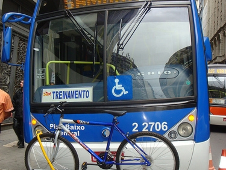 Ônibus com suporte para bicicletas em São Paulo Foto: Luis F. Gallo, via Flickr do CBNSP