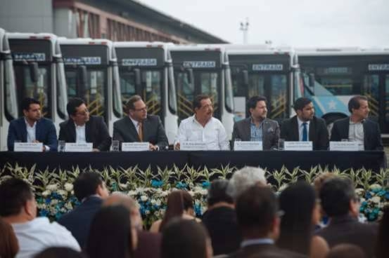 O prefeito de Guayaquil, Jaime Nebot (ao meio), e outros funcionários do governo na cerimônia de entrega.