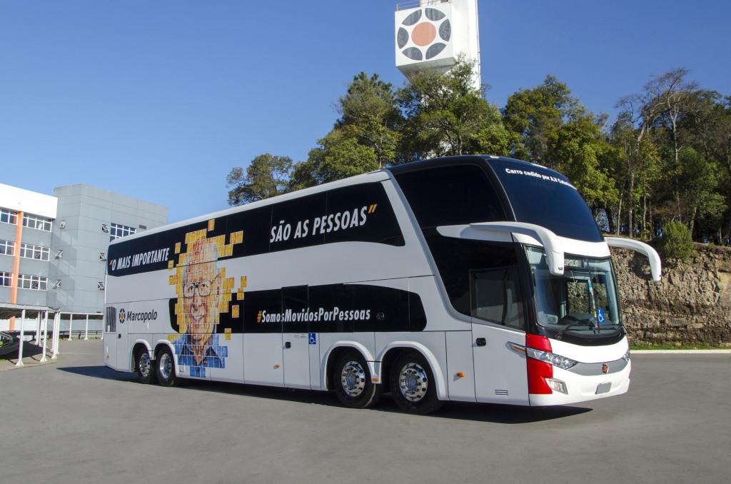 Marcopolo homenageia seu fundador com ônibus Double Decker personalizado e apresenta o urbano Torino S.