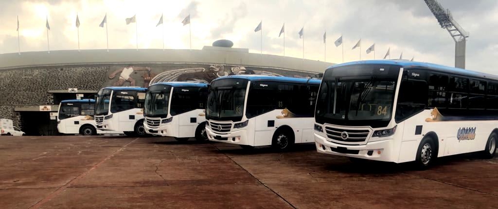 Universitários mexicanos viajam de ônibus Volkswagem.