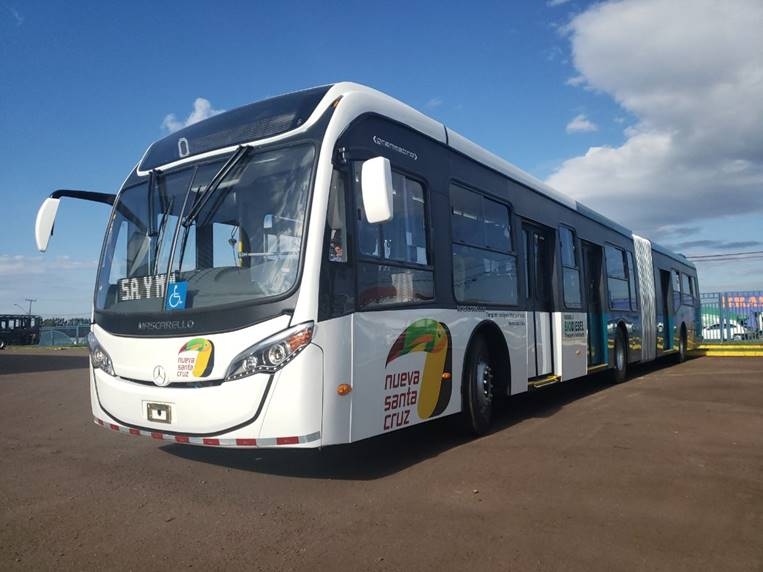 Os primeiros ônibus para a cidade boliviana “Nueva Santa Cruz” são Mercedes-Benz.
