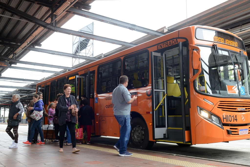 Mercedes-Benz participa da renovação de frota do transporte público de Curitiba.