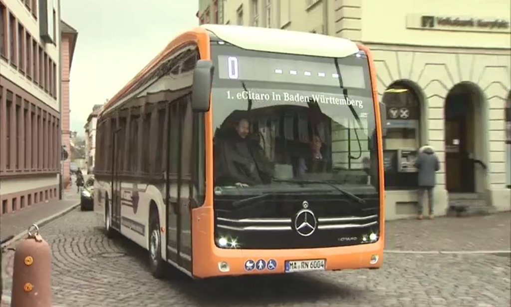 Ônibus urbanos elétricos eCitaro da Mercedes-Benz rodam na Alemanha.