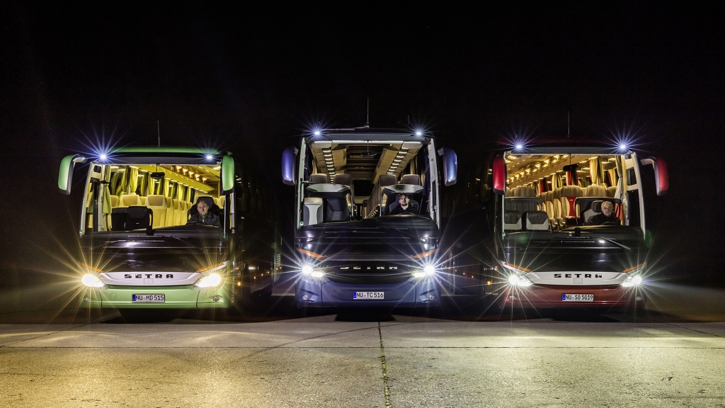 Os faróis de led e o ônibus iluminado.