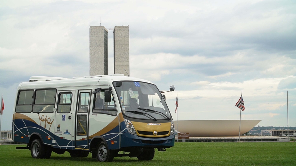 Neobus vende micro-ônibus carroceria Thunder Way para programa social do Governo Federal.