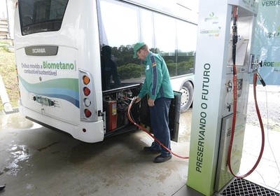 Scania e Sabesp demonstram ônibus movido a gás gerado de esgoto.