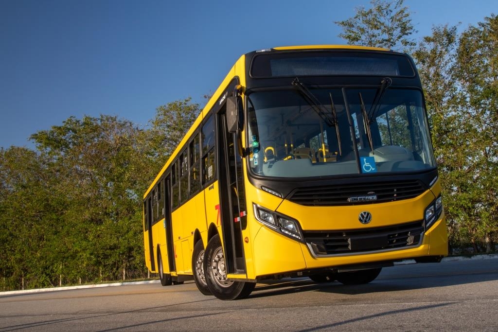 Volkswagen inova com ônibus de 15 metros e terceiro eixo direcional.