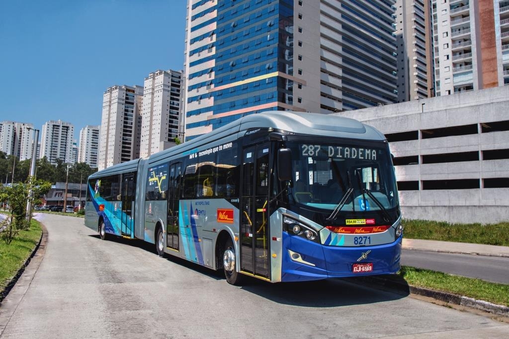 Ônibus articulados Volvo aumentam capacidade de corredor em SP.