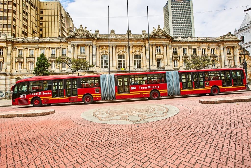 Começa a operação dos novos ônibus Volvo no Transmilenio, BRT de Bogotá.