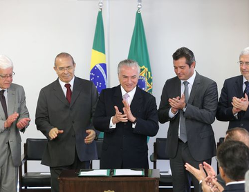 Temer assina decreto para dinamizar investimentos em portos.