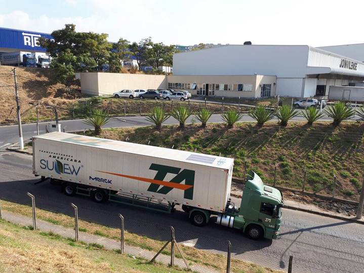 Tecnologia inovadora de energia solar é aplicada pela primeira vez em transporte de cargas.