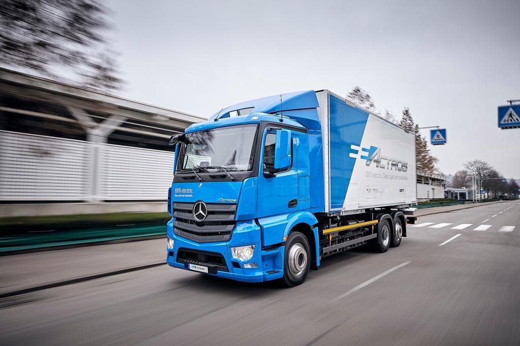 Mercedes-Benz inicia testes com  caminhão elétrico nos clientes.