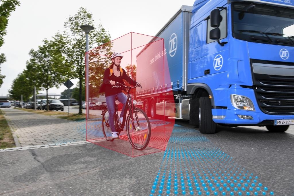 Sistema de assistência lateral da ZF permite caminhões mais seguros no trânsito.