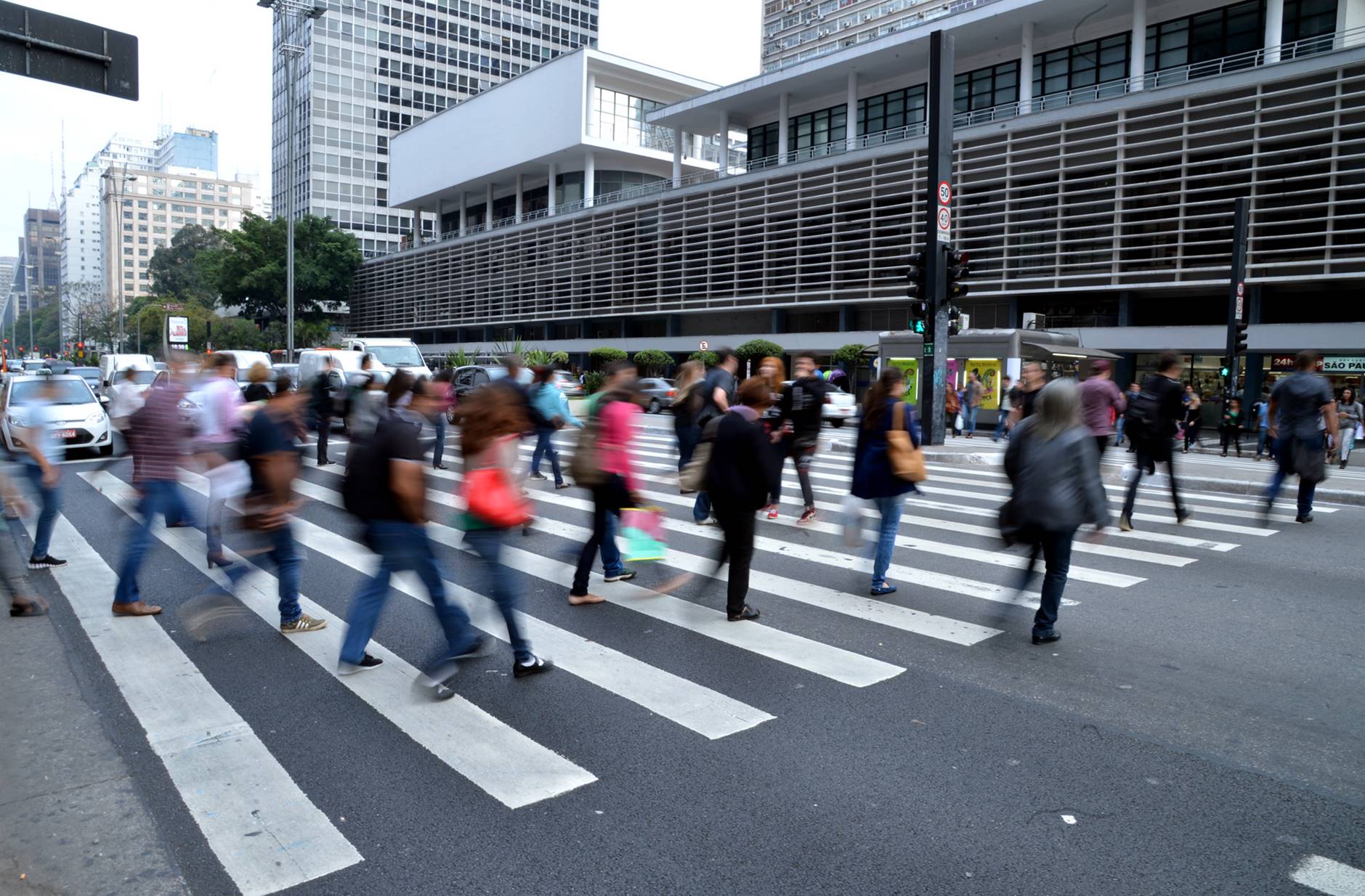 Pedestres e ciclistas que desrespeitarem regras de trânsito serão multados a partir de 2018.