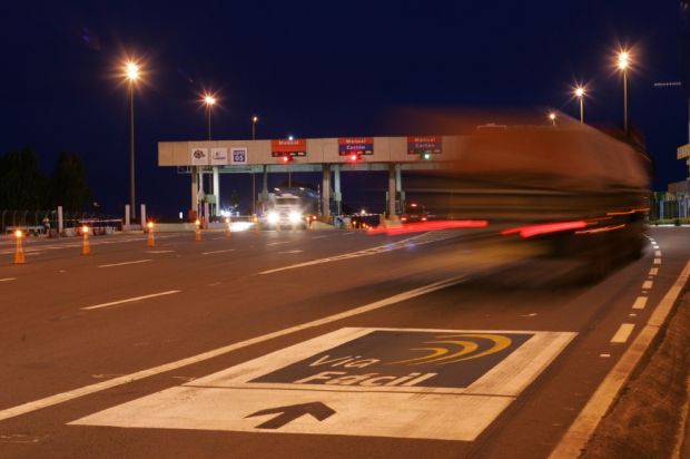 Pedágios começam a identificar caminhões que burlam número de eixos na passagem automática.