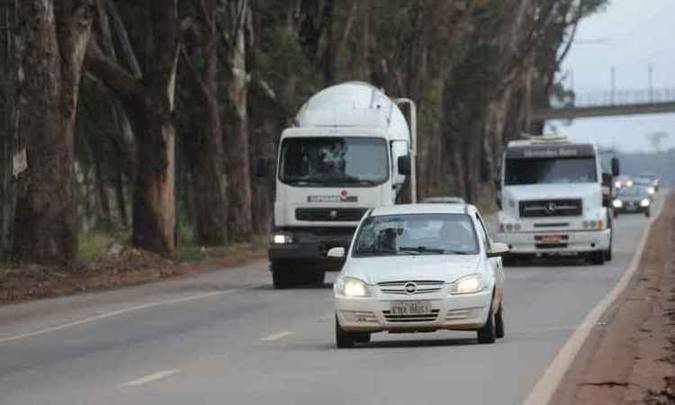 Câmara aprova anistia de 45 dias a motoristas que dirigiram com faróis apagados.