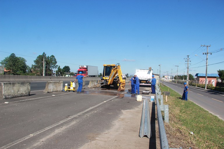 Novo sistema de pesagem veicular é testado na BR-101, em Araranguá (SC).